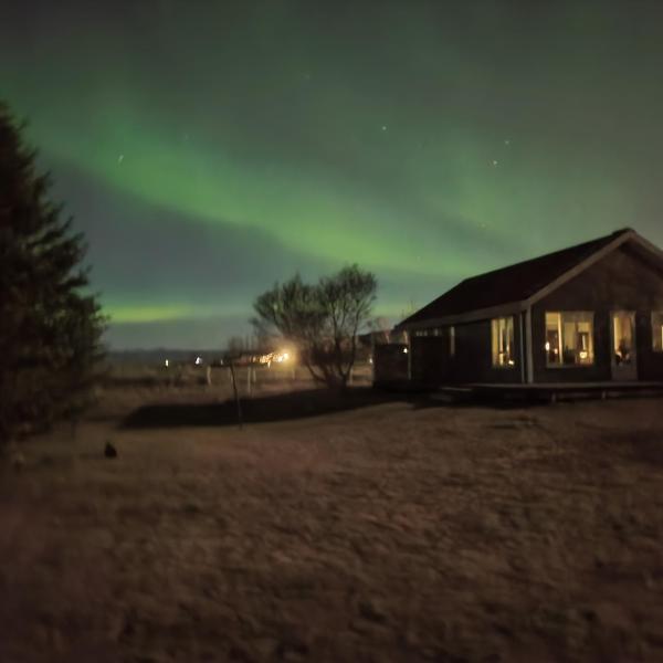 Na foto é possível ver o objeto Sibbu Hús localizado na cidade de Hraunvellir.