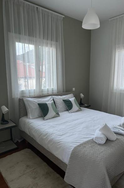 A la foto es mostra l'objecte Happy Home situat a la ciutat de Kosmás.