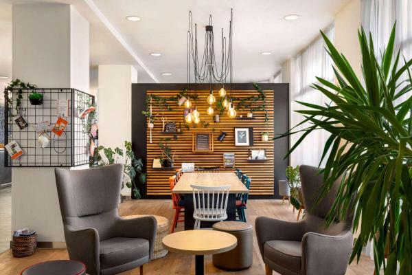 Na fotografii je vidět objekt Vienna House Easy by Wyndham Bucharest Airport nacházející se ve městě Otopeni.