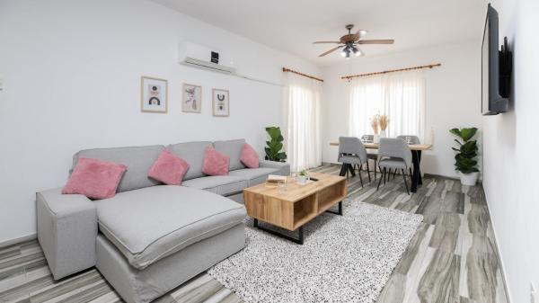 Beautiful Apartment in Harbour Paphos, Central & Close to Beach, Пафос