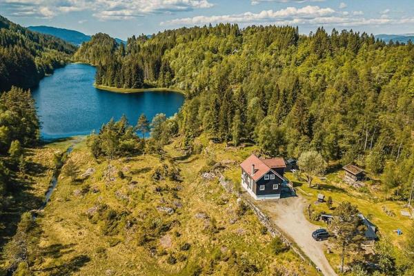 A la foto es mostra l'objecte Beautiful Private Villa with Lake View and Boat situat a la ciutat de Hamre.