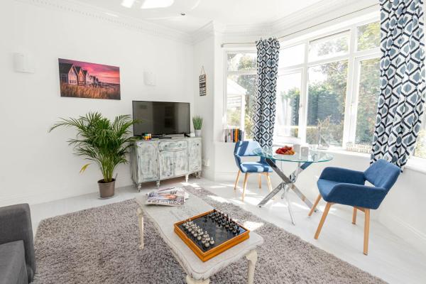 Na fotografii je vidět objekt Queens Park Views by Grandeur Property nacházející se ve městě Bournemouth.