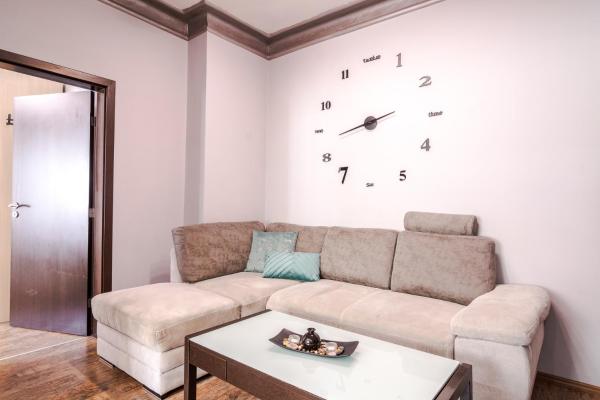 На фото показан объект Your home away from home, расположенный в городе София.