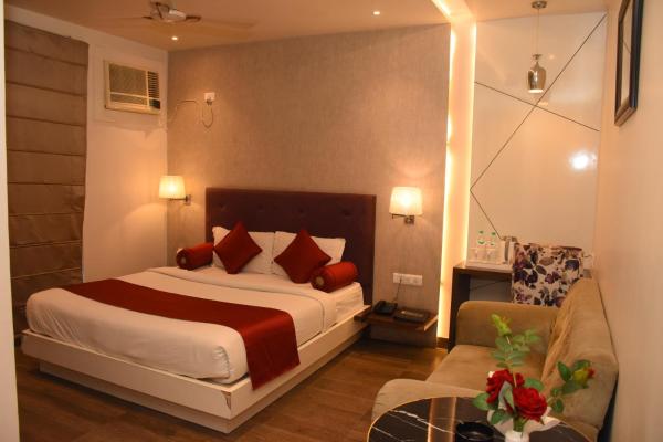 På billedet ses objektet Hotel Gurveer Royal beliggende i byen Lucknow.