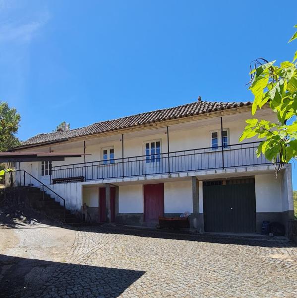 På bildet vises objektet Casa de Cabecinho- Albufeira do Azibo som ligger i byen Santa Comba de Rossas.