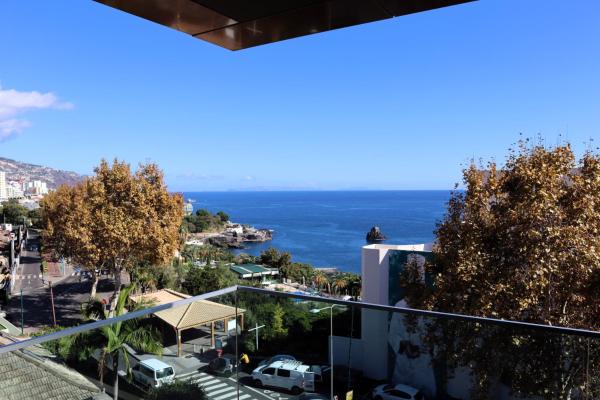 A la foto es mostra l'objecte Seaside XXI-10, By OP situat a la ciutat de Funchal.