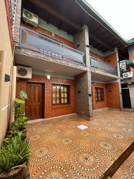 En la foto se muestra el objeto Duplex Klexos II ubicado en la ciudad de Puerto Iguazú.