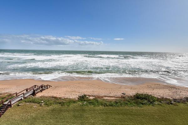 A la foto es mostra l'objecte Luxury Oceanfront Condo with Breathtaking Views Pool WiFi ~ CH516 situat a la ciutat de Bethune Beach.
