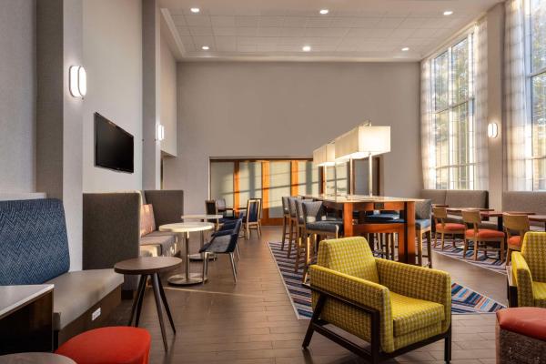 Foto 3: Hampton Inn & Suites State College at Williamsburg Square