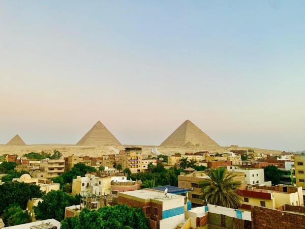 A la foto es mostra l'objecte Eyad Pyramids view situat a la ciutat de El Caire.