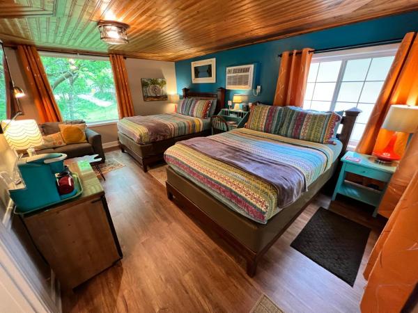 Sherwood Court Cottages & Guest Rooms - Eureka Springs, AR