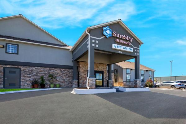 На фото показан объект SureStay Plus Hotel by Best Western Tulsa East, расположенный в городе Талса.