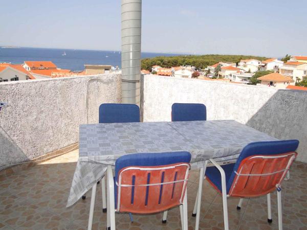 На фото показан объект Apartment in Primosten - Sibenik Riviera 36075, расположенный в городе Примоштен.