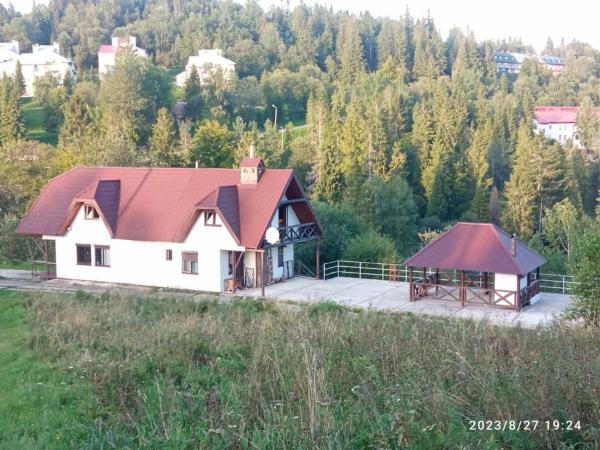 Na fotografii je vidět objekt ТСЦ Тисовець nacházející se ve městě Myta.
