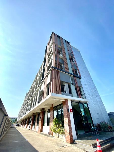 På bilden syns objektet Samutsakorn condo som ligger i staden Ban Amphaeng.