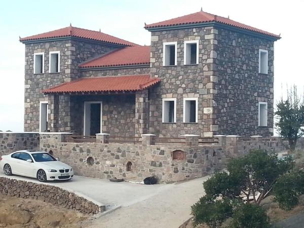Na zdjęciu widoczny jest obiekt Molivos Castleview Luxury Villa with private parking położony w mieście Mythimna.