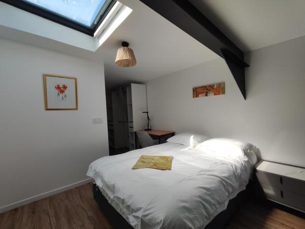 A la foto es mostra l'objecte COLIVING FLORALE situat a la ciutat de Manom.