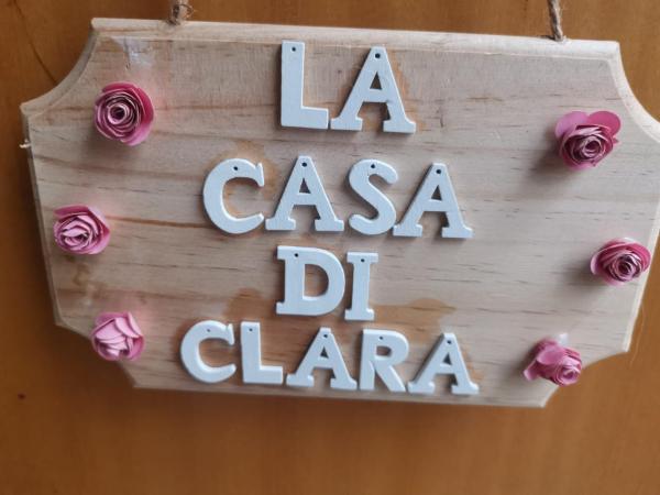 A la foto es mostra l'objecte La casa di Clara situat a la ciutat de Nàpols.