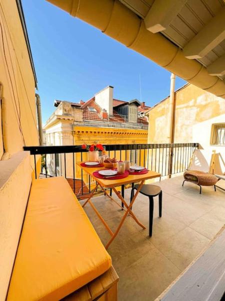 A la foto es mostra l'objecte Beautiful Top Floor & Terrasse (Beach 1' walk) situat a la ciutat de Niça.