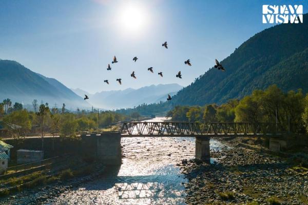A la foto es mostra l'objecte Qaraar - Preng by VEO - Part of StayVista situat a la ciutat de Srinagar.