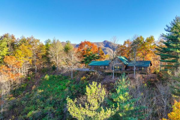 A la foto es mostra l'objecte Almond Vacation Rental with Mountain Views! situat a la ciutat de Hidetown.