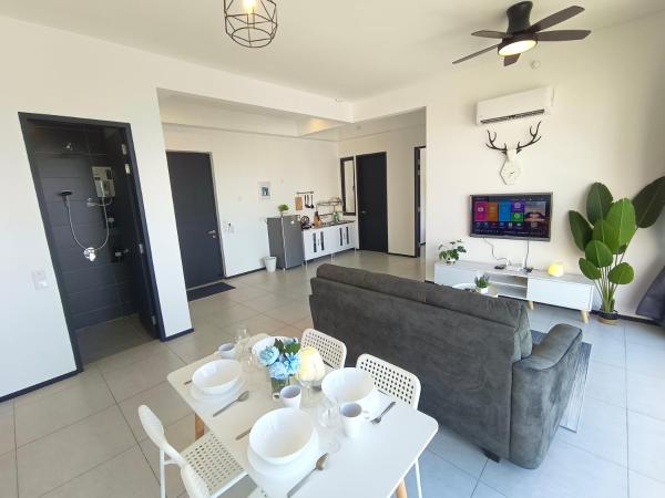 Fotografia 5: Infinity Pool, Georgetown, Up to 11 Pax, 2 Bedrooms, 2 Bathrooms, 2 Car Parks by Star Home