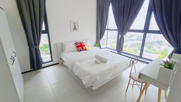 Fotografia 9: Infinity Pool, Georgetown, Up to 11 Pax, 2 Bedrooms, 2 Bathrooms, 2 Car Parks by Star Home