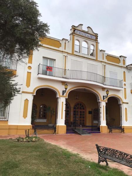 A la foto es mostra l'objecte Rociero situat a la ciutat de El Rocío.