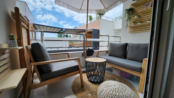 写真にはウルツィニ市にあるMarelis condo with sea viewが写っています。