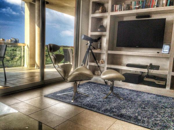På bilden syns objektet Designer Condo - Sleeps 6 with Sauna som ligger i staden Lowlands.