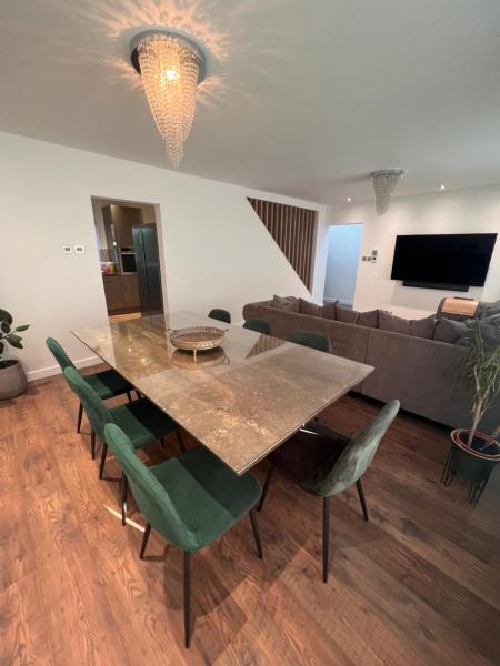 Auf dem Foto ist das Objekt Modern 4 bedroom entire house 8 Sleep in der Stadt Basildon zu sehen.