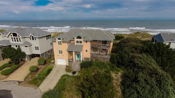 写真にはカローラ市にあるOCEANFRONT, Ocean Views, Private Beach Walkway! VOH31, Dream Windsが写っています。