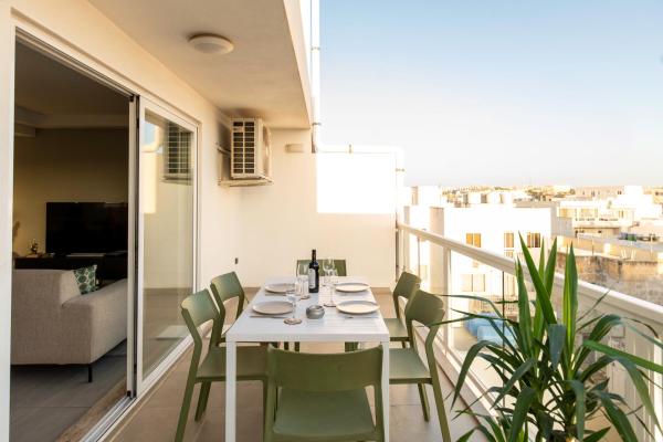 Modern 3BD Spacious Apartment with Terrace - Close to Yacht Marina, Msida