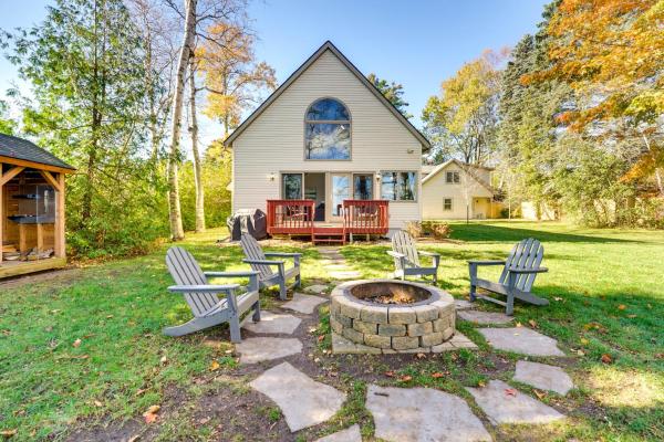 På billedet ses objektet Lake Huron Vacation Rental with Private Beach! beliggende i byen Applegate.