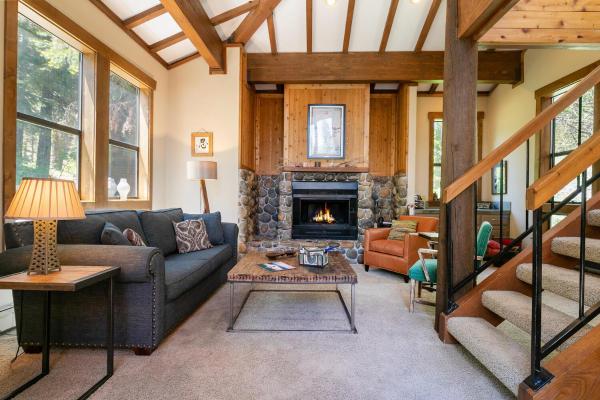 A la foto es mostra l'objecte Alpine Escape by Tahoe Getaways - Shuttle to Ski Slopes & Fireplace situat a la ciutat de Alpine Meadows.