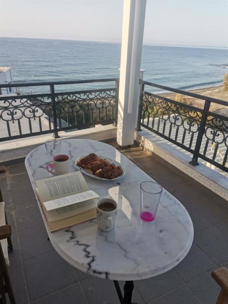 A la foto es mostra l'objecte Stratos Sunset House situat a la ciutat de Koutsourás.