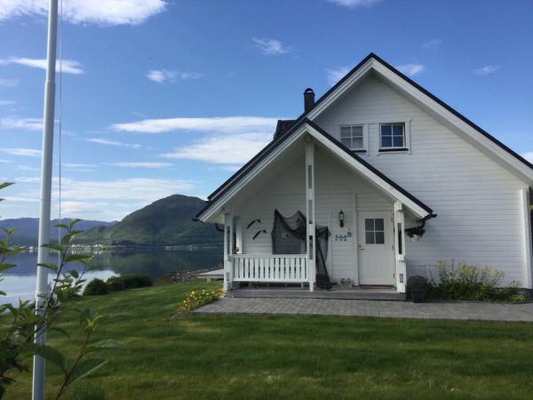 På billedet ses objektet Idyllisk hus ved sjøen beliggende i byen Hammerfest.
