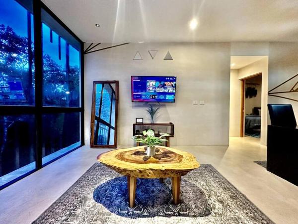Na zdjęciu widoczny jest obiekt *Tulum 2BR w/ Pool, Gym, Security, Walk to Town położony w mieście Tulum.