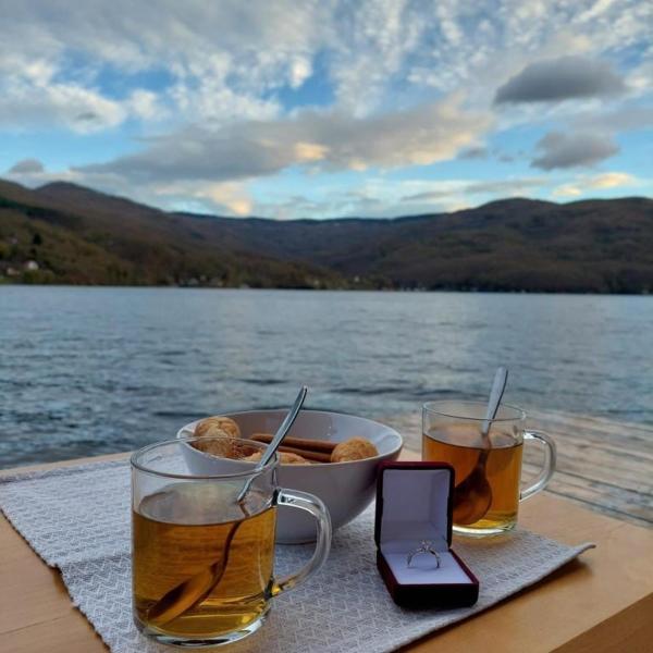 A la foto es mostra l'objecte Splav Wake at the lake situat a la ciutat de Kamenjača.