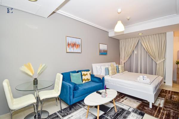 Na fotografii je vidět objekt Luxury Escapes - Cozy Studio with Balcony near Metro - Goldcrest 2 JLT nacházející se ve městě Dubaj.