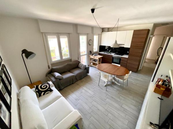 Na zdjęciu widoczny jest obiekt Appartamento moderno sul mare położony w mieście Marina di Massa.