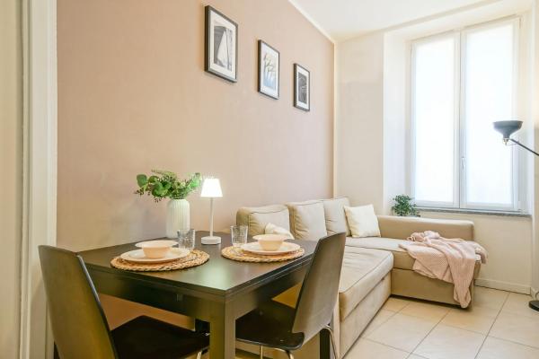 Na zdjęciu widoczny jest obiekt Gemini House on Lake Como położony w mieście Mandello del Lario.