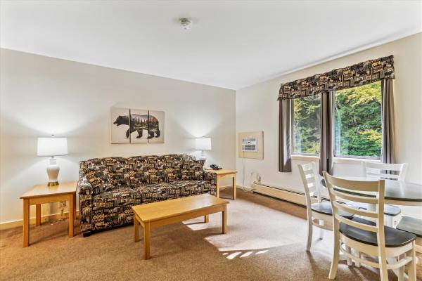På billedet ses objektet Cedarbrook Deluxe one bedroom suite with outdoor heated pool 21416 beliggende i byen Killington.