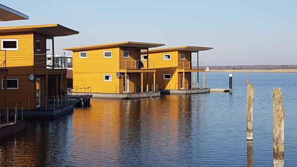 A la foto es mostra l'objecte FLOATING HOUSES -