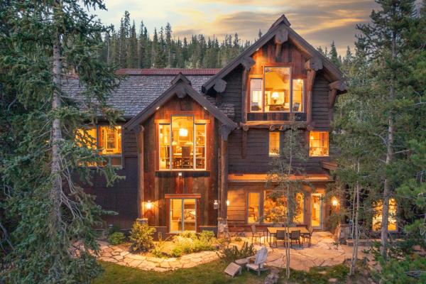 Φωτογραφία 2: Rustic-elegance wrapped in custom mountain luxury, steps from Baldy Hiking Trail and shuttle stop