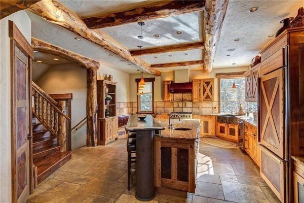 Φωτογραφία 3: Rustic-elegance wrapped in custom mountain luxury, steps from Baldy Hiking Trail and shuttle stop