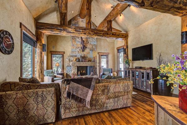 Φωτογραφία 9: Rustic-elegance wrapped in custom mountain luxury, steps from Baldy Hiking Trail and shuttle stop