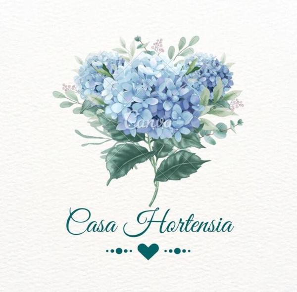 写真にはLa Cañada市にあるCasa Hortensiaが写っています。