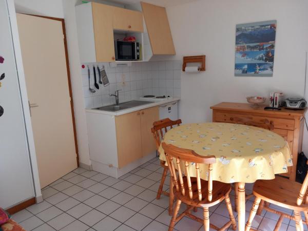 A la foto es mostra l'objecte Studio pour 3 pers. à Châtel avec balcon, parking, près navettes et centre. Exposition Sud/Ouest. - FR-1-676-115 situat a la ciutat de Châtel.