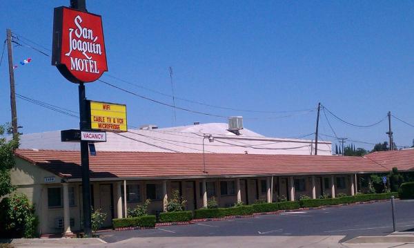 写真にはマーセド市にあるSan Joaquin Motelが写っています。